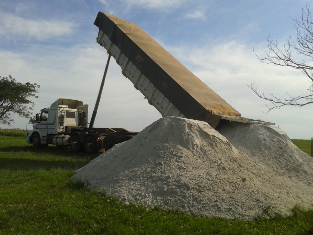 chegam-as-primeiras-cargas-de-calcario-para-os-produtores-rurais-05.jpg